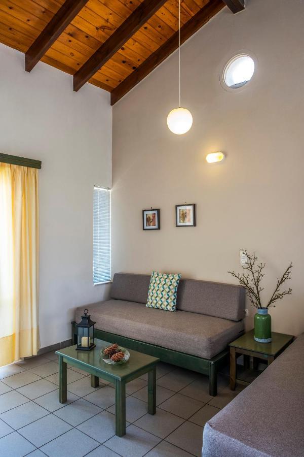 Theos Village Apartments Kato Daratso Ngoại thất bức ảnh