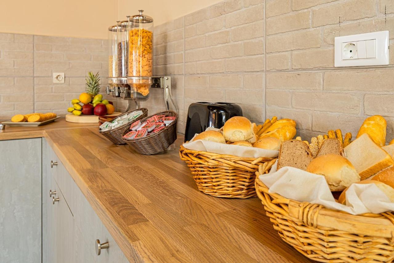 Theos Village Apartments Kato Daratso Ngoại thất bức ảnh