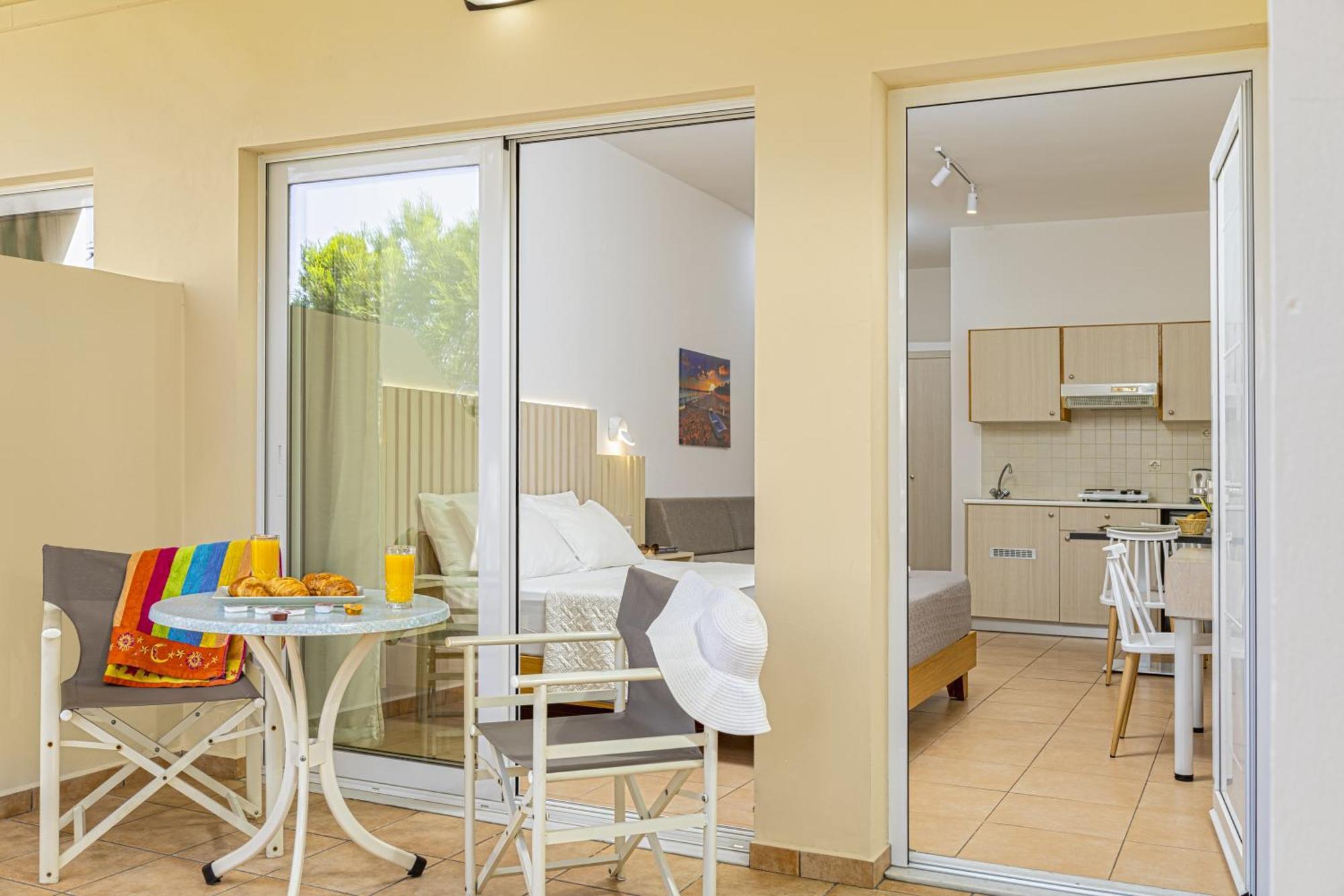 Theos Village Apartments Kato Daratso Ngoại thất bức ảnh