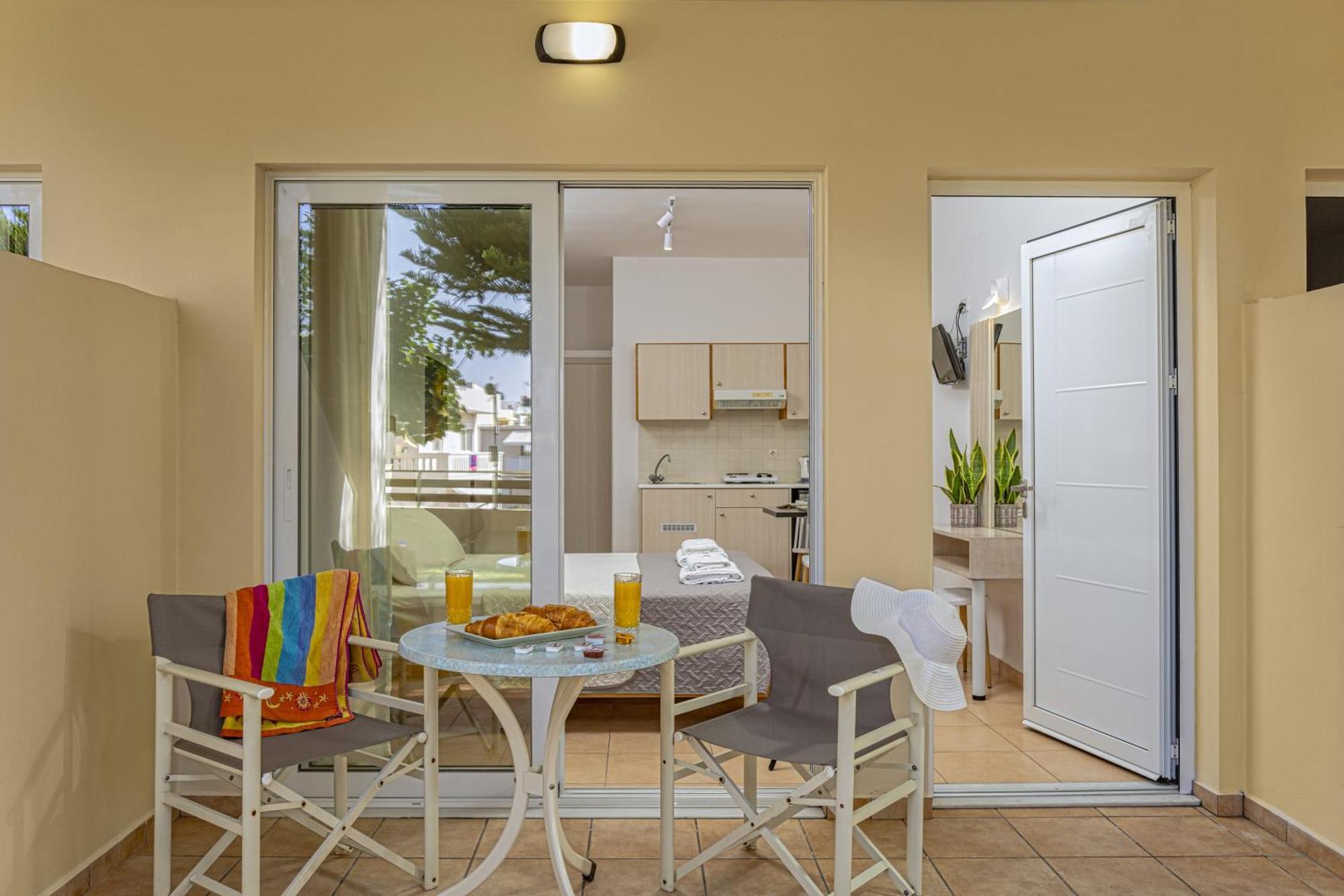 Theos Village Apartments Kato Daratso Ngoại thất bức ảnh