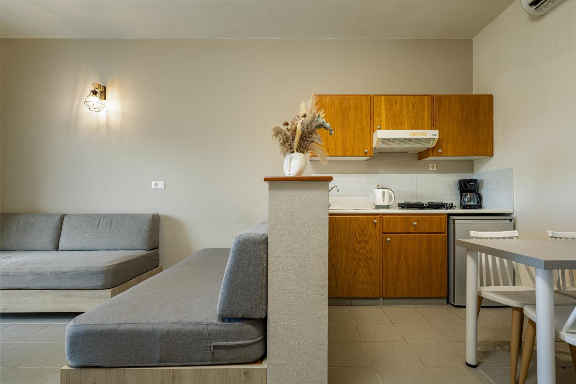 Theos Village Apartments Kato Daratso Ngoại thất bức ảnh