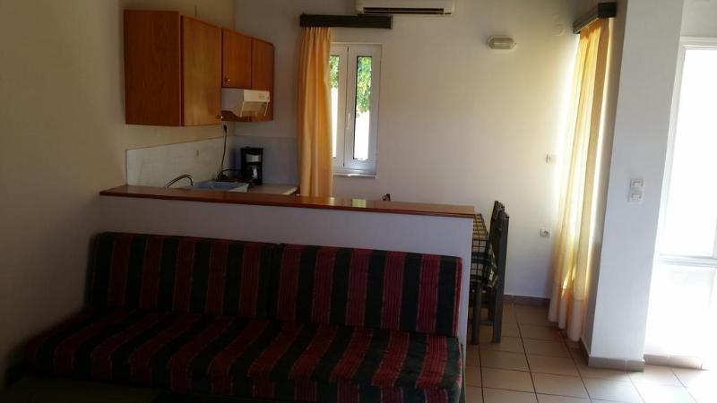 Theos Village Apartments Kato Daratso Ngoại thất bức ảnh